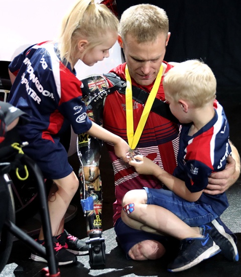prince-harry-mark-Para-Rowing-canoe-ampute kano